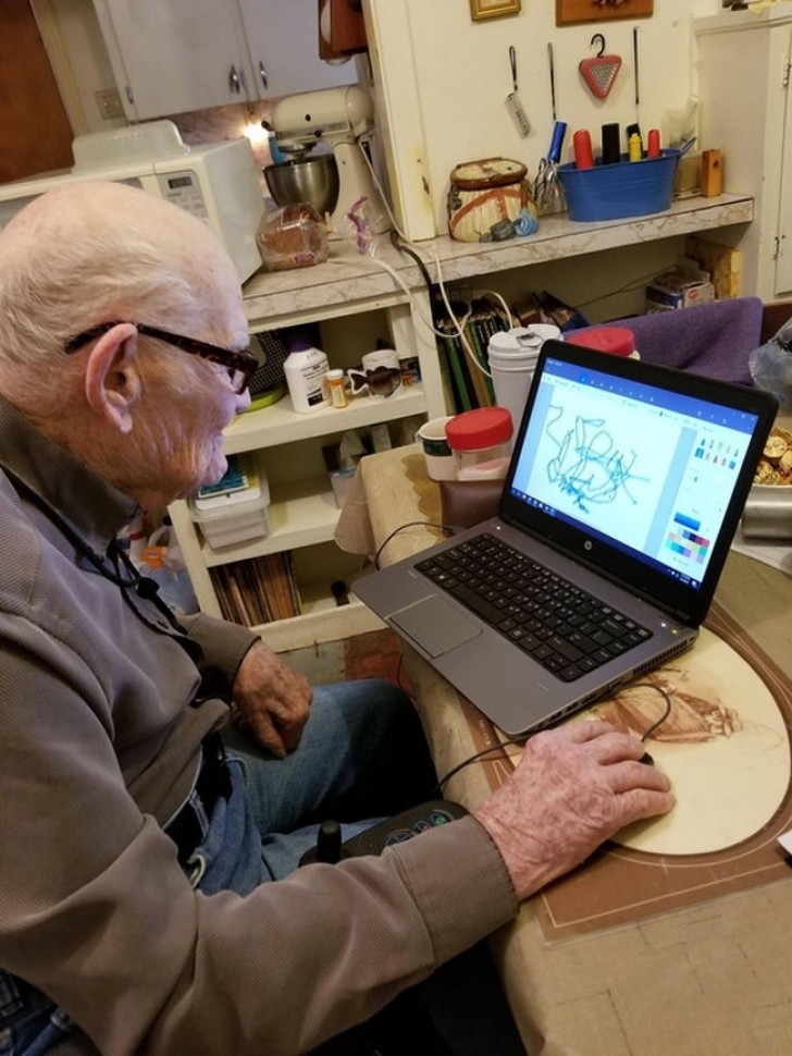 21. The first time a 98-year-old grandfather uses a computer --- a historical moment!