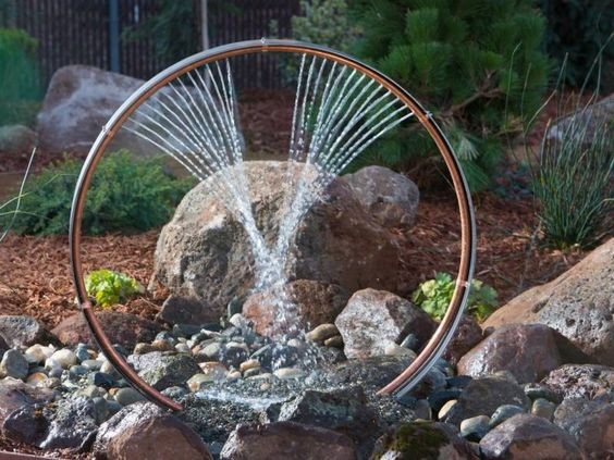 12. Doblar un tubo de cobre sobre una rueda y realizar pequeños agujeros; entonces unirlos a una bomba de agua: tendran una fuente sugestiva