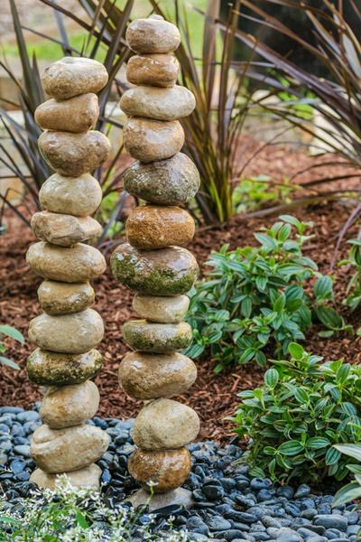 15. This suggestive stone fountain is made by drilling a hole in the stones and stacking them on top of each other, then letting a tube pass through them to make the water rise and fall with the aid of a water pump.