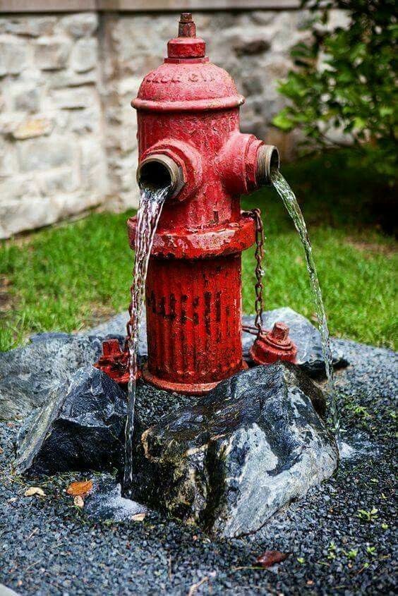 17. Même une vieille bouche d'incendie peut devenir la protagoniste de votre jardin, une fois transformée en fontaine.