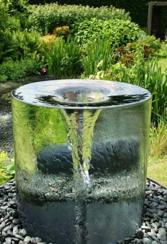 5. In una colonna di plexiglass, una pompa d'acqua è posizionata in modo che l'ugello sia orizzontale rispetto al terreno: in questo modo si crea un vortice che solleva gradualmente l'acqua oltre il bordo.