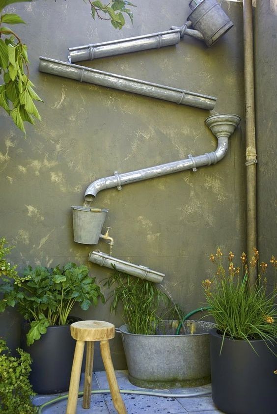 8. A water path made of drainage pipes also brightens up a simple and plain-looking wall.