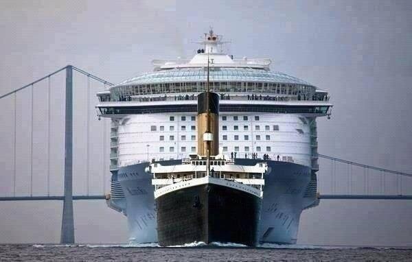 14. Il Titanic a confronto con la nave da crociera Oasis of the Seas.
