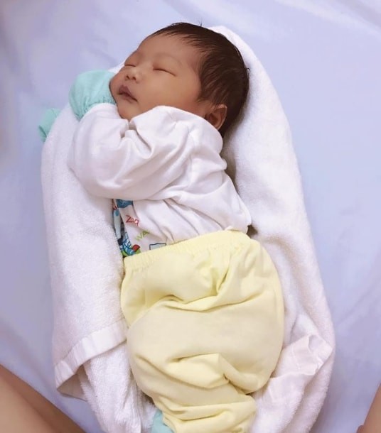 Een verpleegster geeft advies over hoe je baby's snel in slaap krijgt: haar methode gaat de wereld over - 1