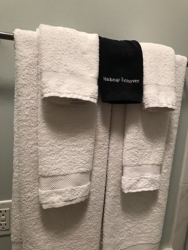 1. "Il mio albergo ha un asciugamano nero da usare per rimuovere il trucco."