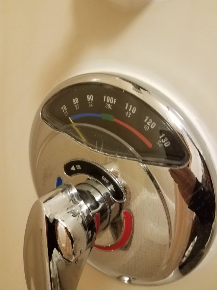 10. "Nella doccia dell'albergo hanno messo un termometro per stabilire la temperatura dell'acqua."