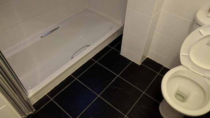 11. "La vasca del mio albergo è al di sotto del livello del pavimento per essere usata anche dalle persone con ridotta mobilità."
