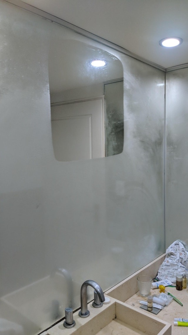 13. Le miroir de la salle de bains de mon hôtel a une zone chauffée qui s'embue pas.