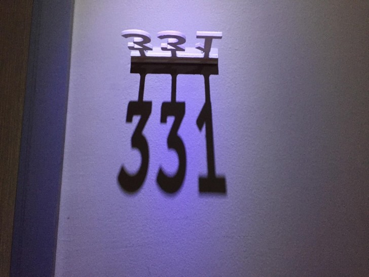 14. "I numeri delle stanze dell'albergo vengono creati con delle ombre."