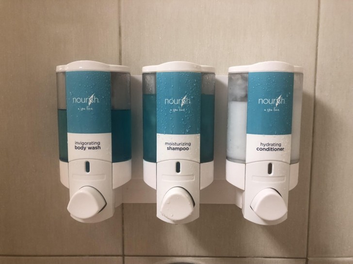 3. "Invece delle bustine, nel bagno dell'hotel ci sono dei dispenser."