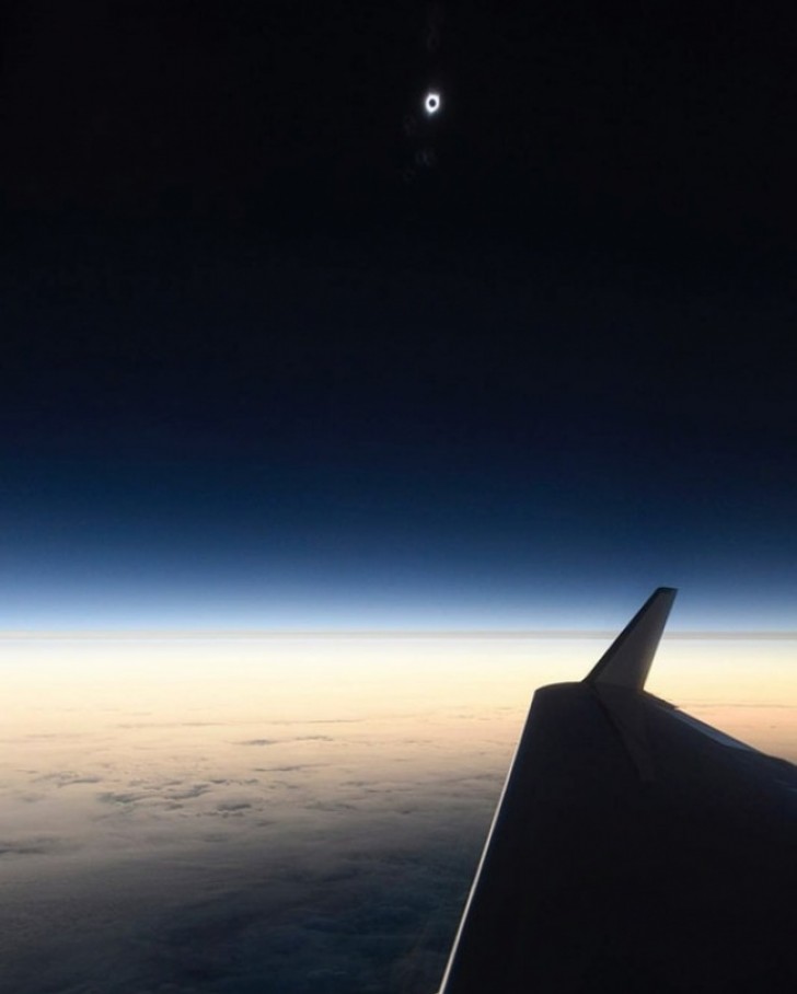 Die Sonnenfinsternis aus einem Flugzeug aufgenommen