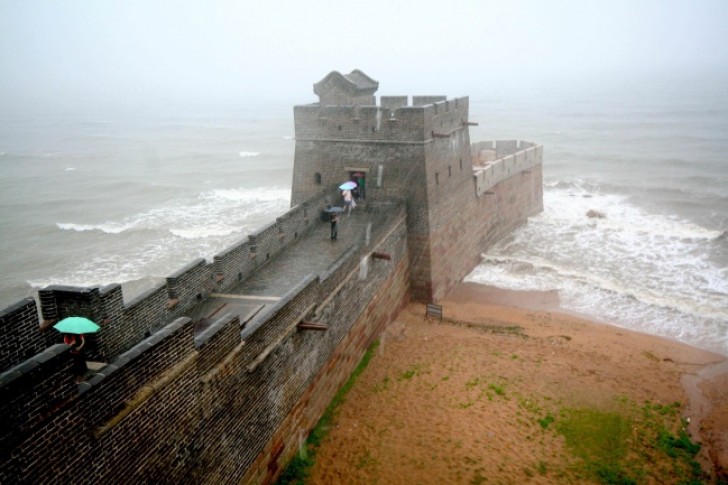 La fin de la Grande Muraille de Chine.