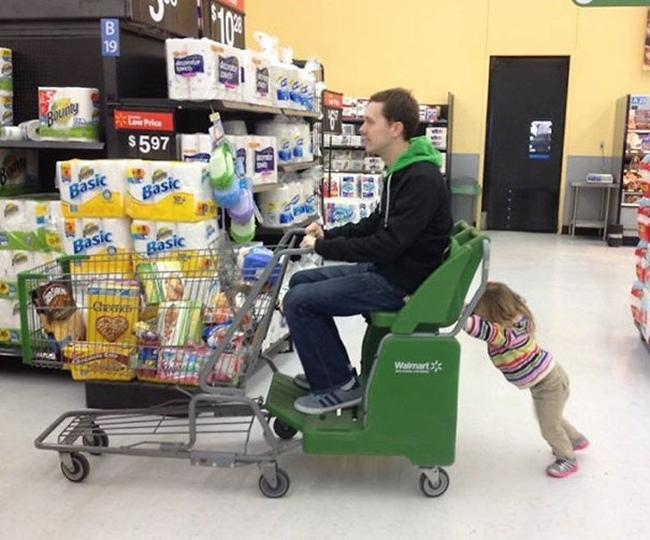 16. Cette petite fille a amené son père faire les courses.