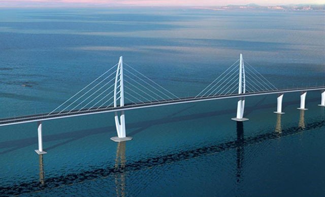 De brug zal in totaal 55 kilometer lang zijn. De langste overspanning (de afstand tussen twee pijlers) zal ongeveer 30 kilometer bedragen.