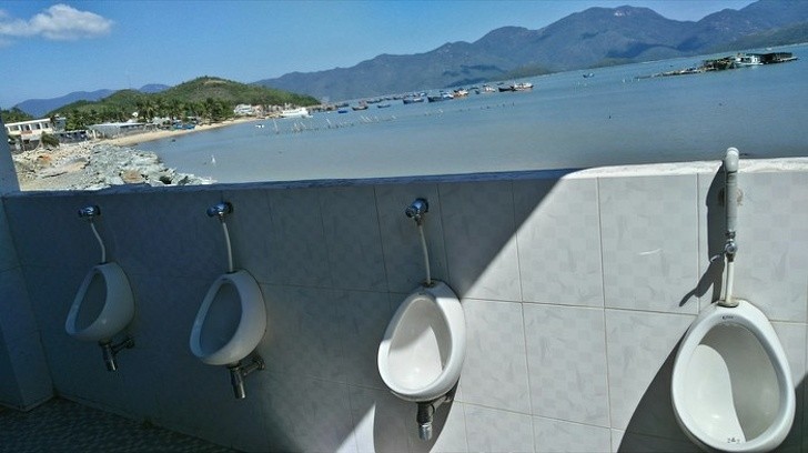 13. Vous pouvez aller aux toilettes en profitant d'un paysage magnifique..