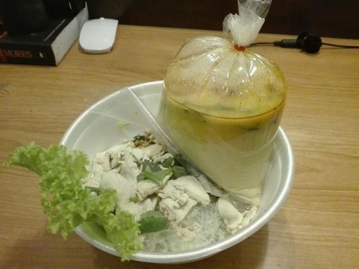 16. La zuppa nei ristoranti thailandesi è messa spesso dentro a dei sacchetti di plastica!