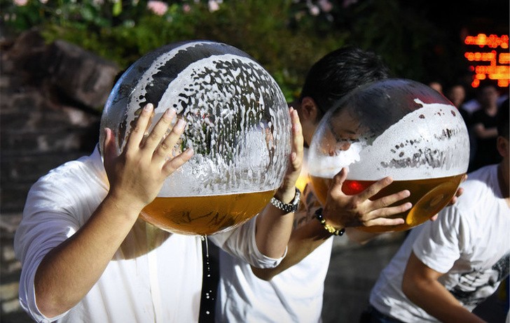 18. Una gara per chi beve più birra in Cina!