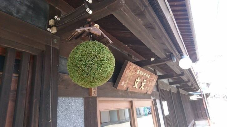 19. Une boule de cèdre (Sakebayashi) est suspendue à l'extérieur des commerces lorsque l'alcool est épuisé.