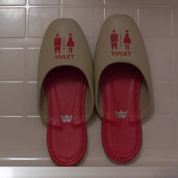 9. Il est de coutume au Japon de porter des pantoufles spécialement conçues pour aller aux toilettes.