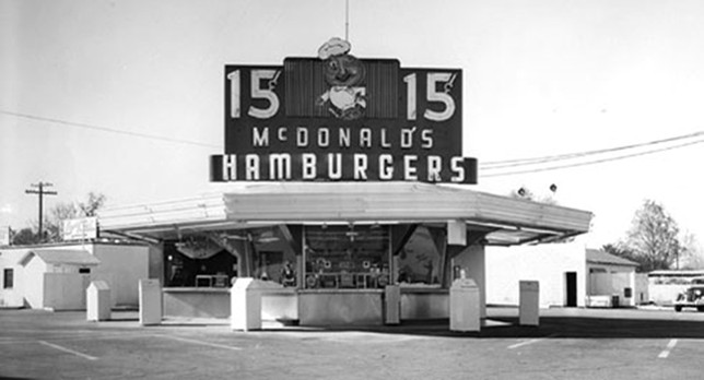 11. Le premier magasin McDonald's fut ouvert le 15 mai 1940, soit 5 jours avant l'arrivée des premiers Juifs déportés à Auschwitz.