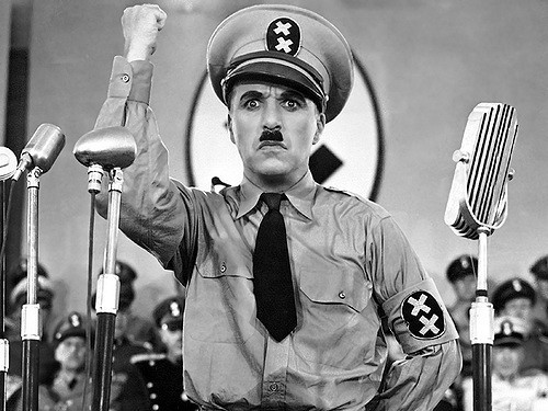14. Charlie Chaplin era coetaneo di Adolf Hitler (1889), che interpretò in maniera indimenticabile in Il Grande Dittatore, film cult del 1940.