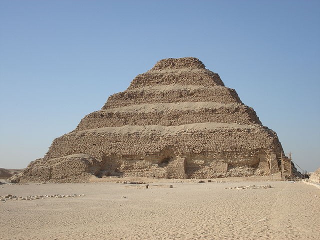 3. Les mammouths étaient encore vivants lorsque les Egyptiens construisaient des pyramides : la plus ancienne date en fait de 2260 avant Jésus-Christ, tandis que les gros animaux se sont éteint après 1650 avant Jésus-Christ.