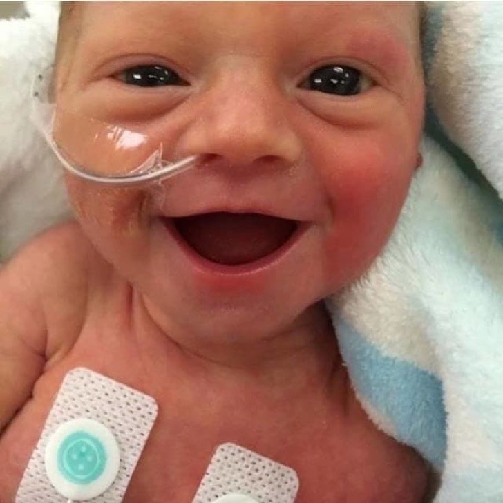 "Our daughter did not even weigh 4 lb (2 kg) after 5 days of life! But she is still happy to have been born!"
