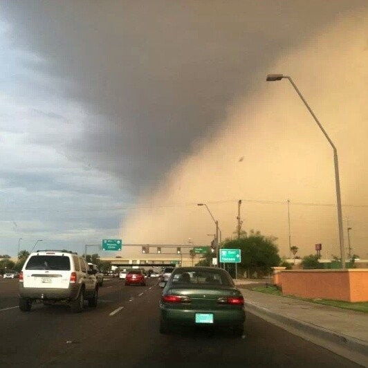 11. Ecco come fa il suo ingresso una tempesta di sabbia in Arizona