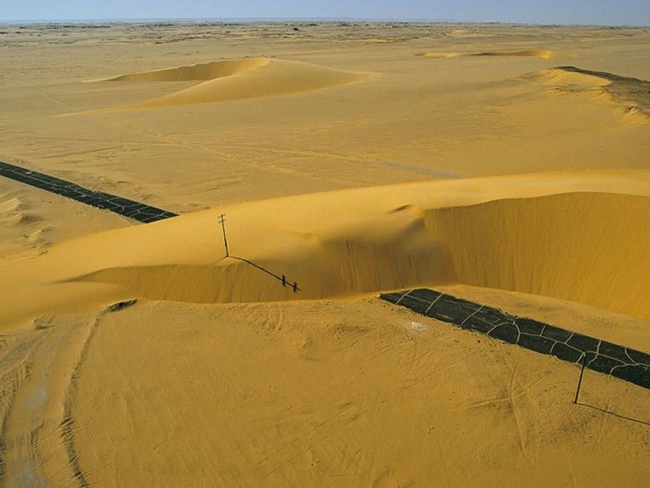7. Nel deserto costruire strade è difficile, ma mantenerle al riparo dalle tempeste di sabbia è una vera e propria sfida