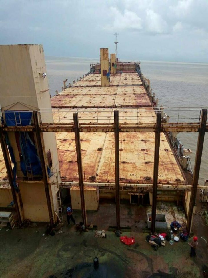 Een gigantisch spookschip doemt weer op na 10 jaar en doen vissers het in hun broek van angst - 1