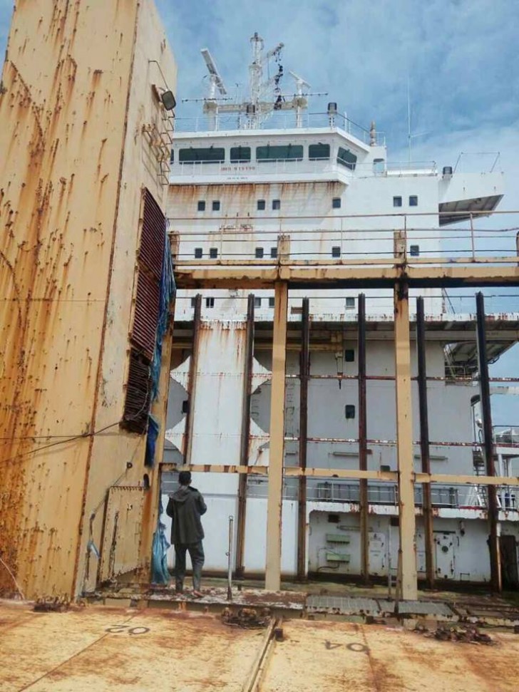 Een gigantisch spookschip doemt weer op na 10 jaar en doen vissers het in hun broek van angst - 2