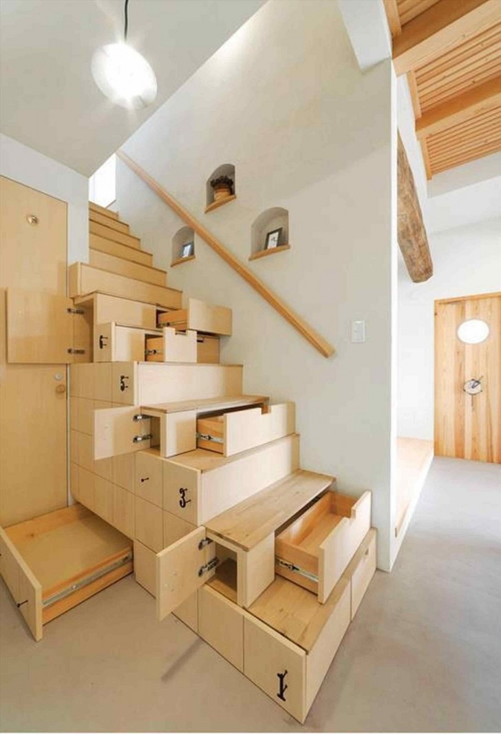 17. Les escaliers deviennent des tiroirs pour utiliser chaque coin de manière discrète.
