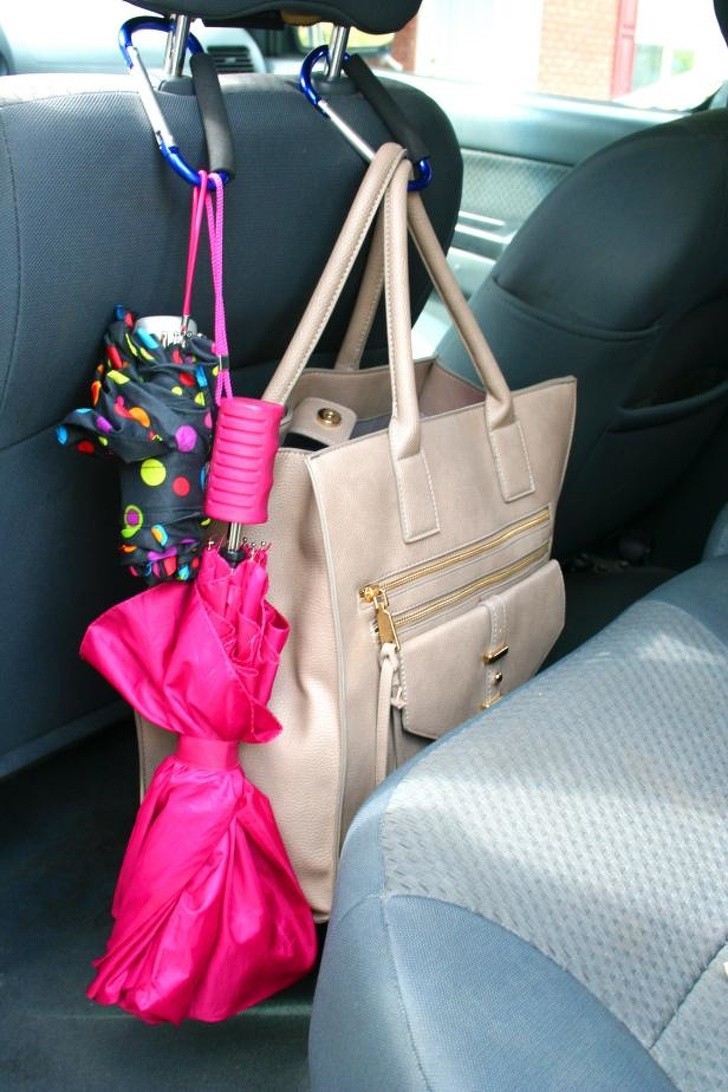 10. Une paire de mousquetons bon marché et colorées seront des supports idéaux pour les sacs, parapluies et sacs à provisions.