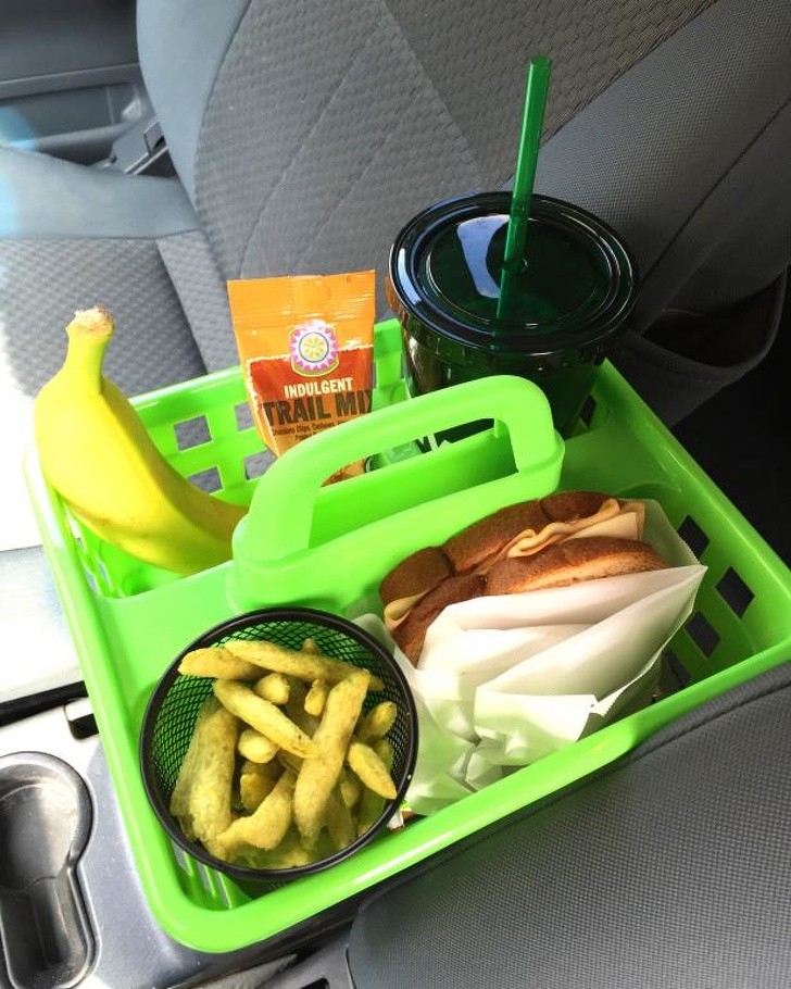5. Créez un panier pour les snacks : il vous aidera à garder votre voiture en ordre et à avoir tout à portée de main sans vous distraire en conduisant.