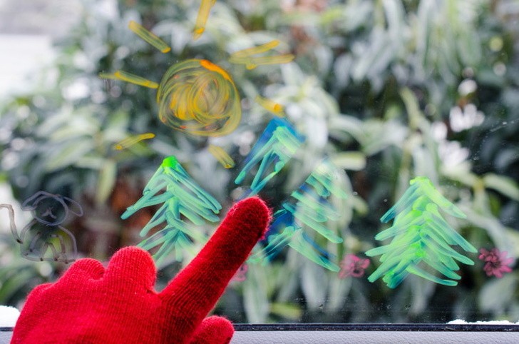 7. Wenn Kinder das Malen nicht aufgeben können, holen Sie sich abwaschbare Marker: Sie können die Fenster als Tafel benutzen und Sie können sie leicht reinigen.