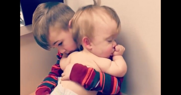 12. Cet enfant berce sa petite sœur pour qu'elle s'endorme.