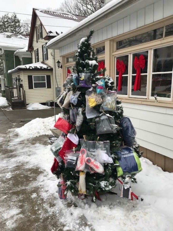 2. Ogni anno questo signore lascia vestiti e cose utili per i più bisognosi del quartiere, appesi sul suo albero di Natale!