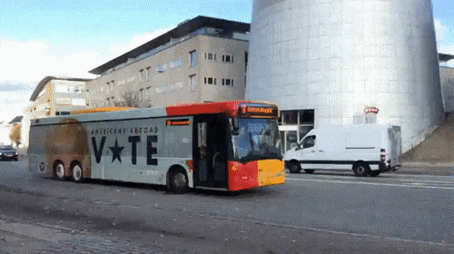 17. Ein Bus in Kopenhagen gibt den amerikanischen Einwohnern Hinweise auf die Abstimmung