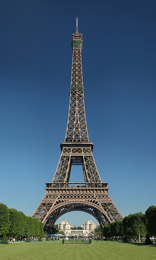 22. En été, la Tour Eiffel est plus haute de 15 centimètres.