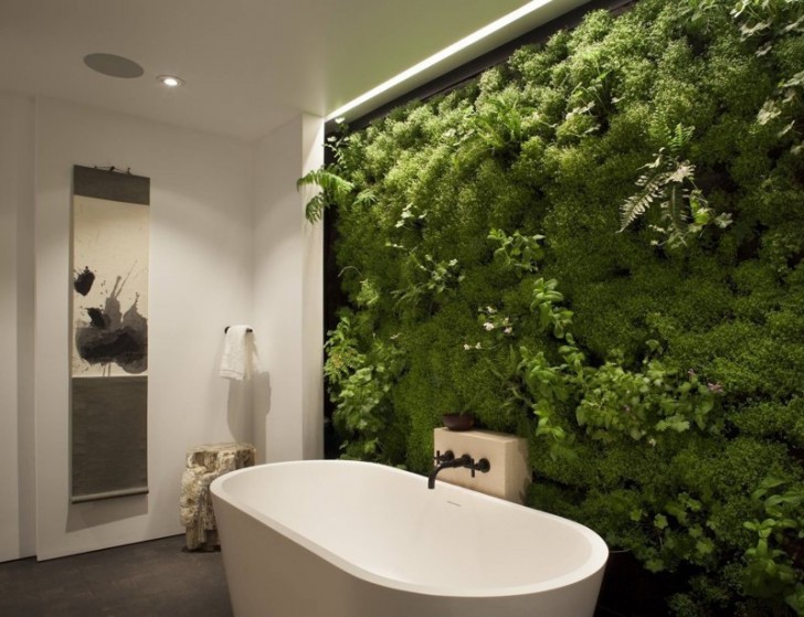 7. Een verticale tuin in de badkamer met planten die houden van een vochtig klimaat.