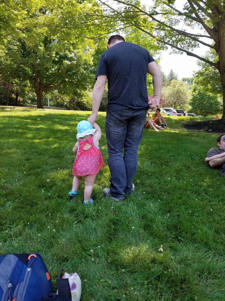 "Mia figlia ha iniziato a camminare 2 giorni fa. È bellissimo tenerle la mano nei suoi primi passi."