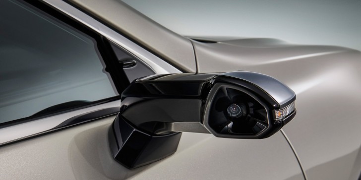 Sarà la Lexus 2019 SE la prima auto a proporre una sostituzione degli specchietti laterali con delle telecamere.