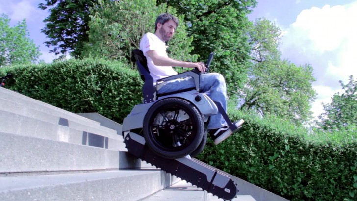 Un gruppo di ragazzi crea una sedia a rotelle che abbatte le barriere architettoniche: ecco il suo funzionamento - 1