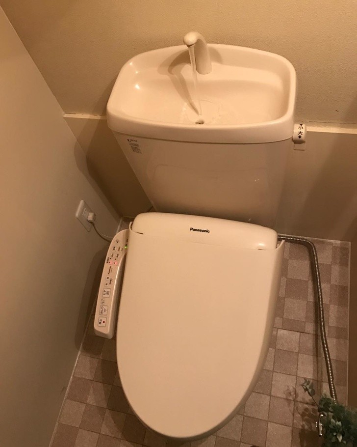 12. Les toilettes japonaises sont équipées d'un lavabo intégré pour éviter le gaspillage d'eau.