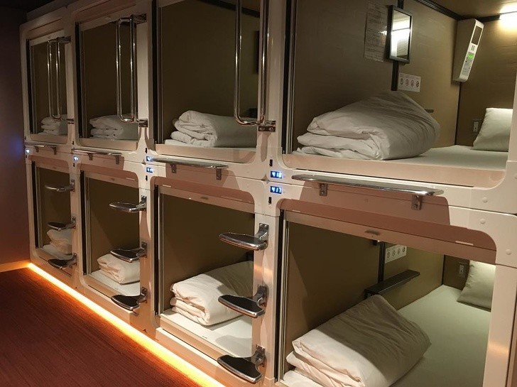 15. Un hôtel où les clients peuvent dormir dans ces petits espaces super équipés.