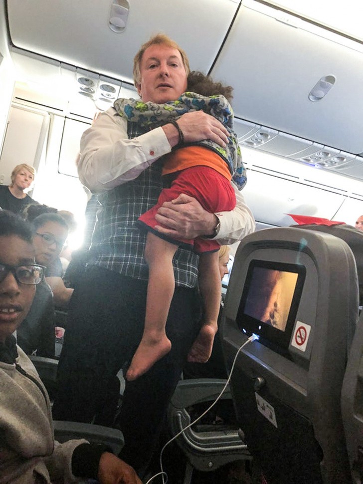 13. L'assistente di volo aiuta la mamma a calmare la figlia di 2 anni