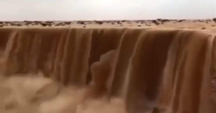 In Arabia Saudita le cascate sono di sabbia: un fenomeno tanto spettacolare quanto minaccioso - 1
