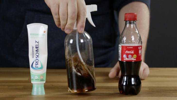 2. Il miglior detergente spray per il bagno è la Coca Cola mischiata al dentifricio... Provare per credere!