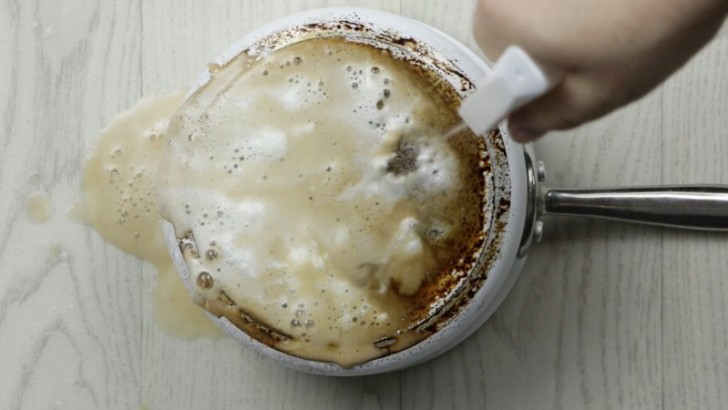 4. Le bicarbonate et le vinaigre éliminent la saleté incrustée ou le brûlé qui se forme sous les casseroles et les poêles !