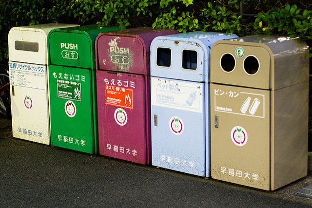 1. Il Giappone ha un sistema di smaltimento rifiuti molto efficiente: tutti i rifiuti combustibili vengono polverizzati, i fumi prodotti vengono filtrati e la cenere che ne rimane viene aggiunta alle miscele di cemento.